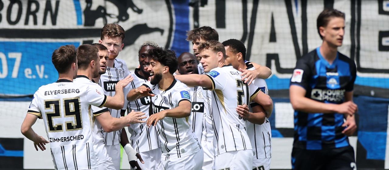 Elversberg celebrates the first goal against Paderborn