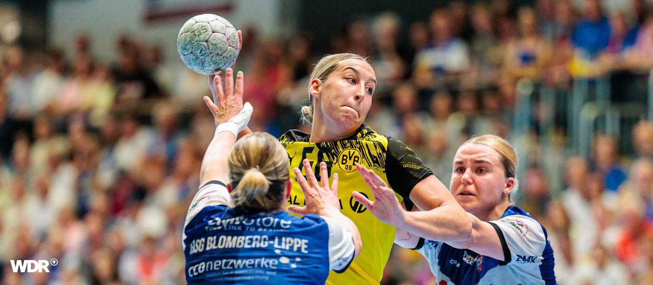 Laura Rueffieux, Dana Bleckmann throwing on goal, Maxi Muehlner 