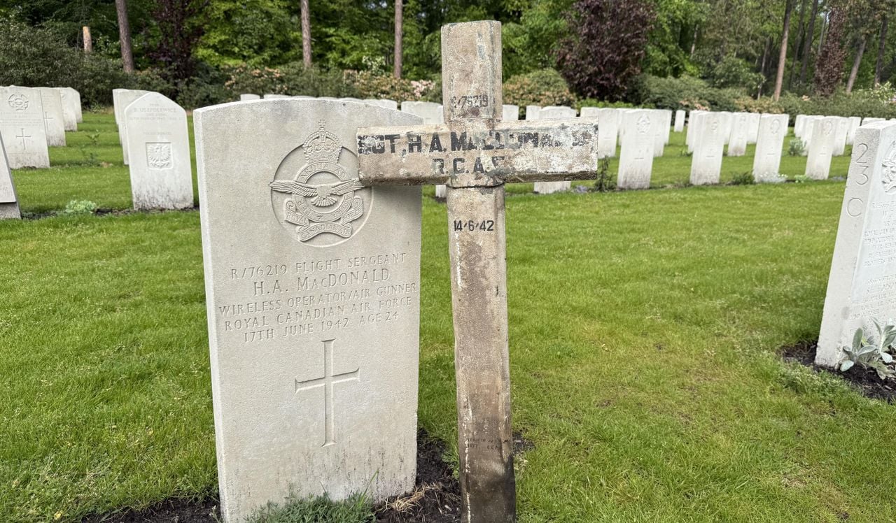 Harry MacDonald's field cross next to his natural stone grave monument. It is striking that the dates of death do not match (photo: Erik Peeters)