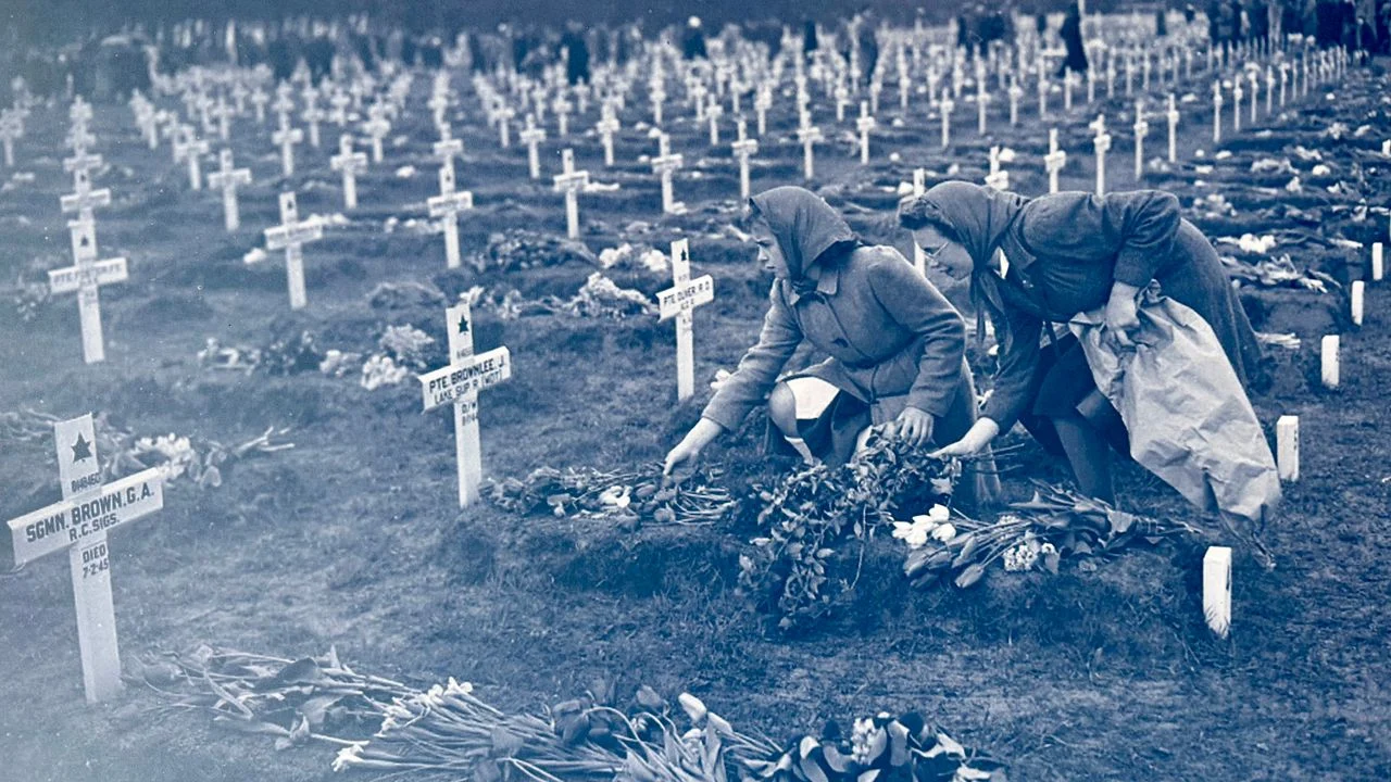 Until the 1950s, the field crosses still stood above the graves of the fallen soldiers (photo: Bergen op Zoom visitor center)