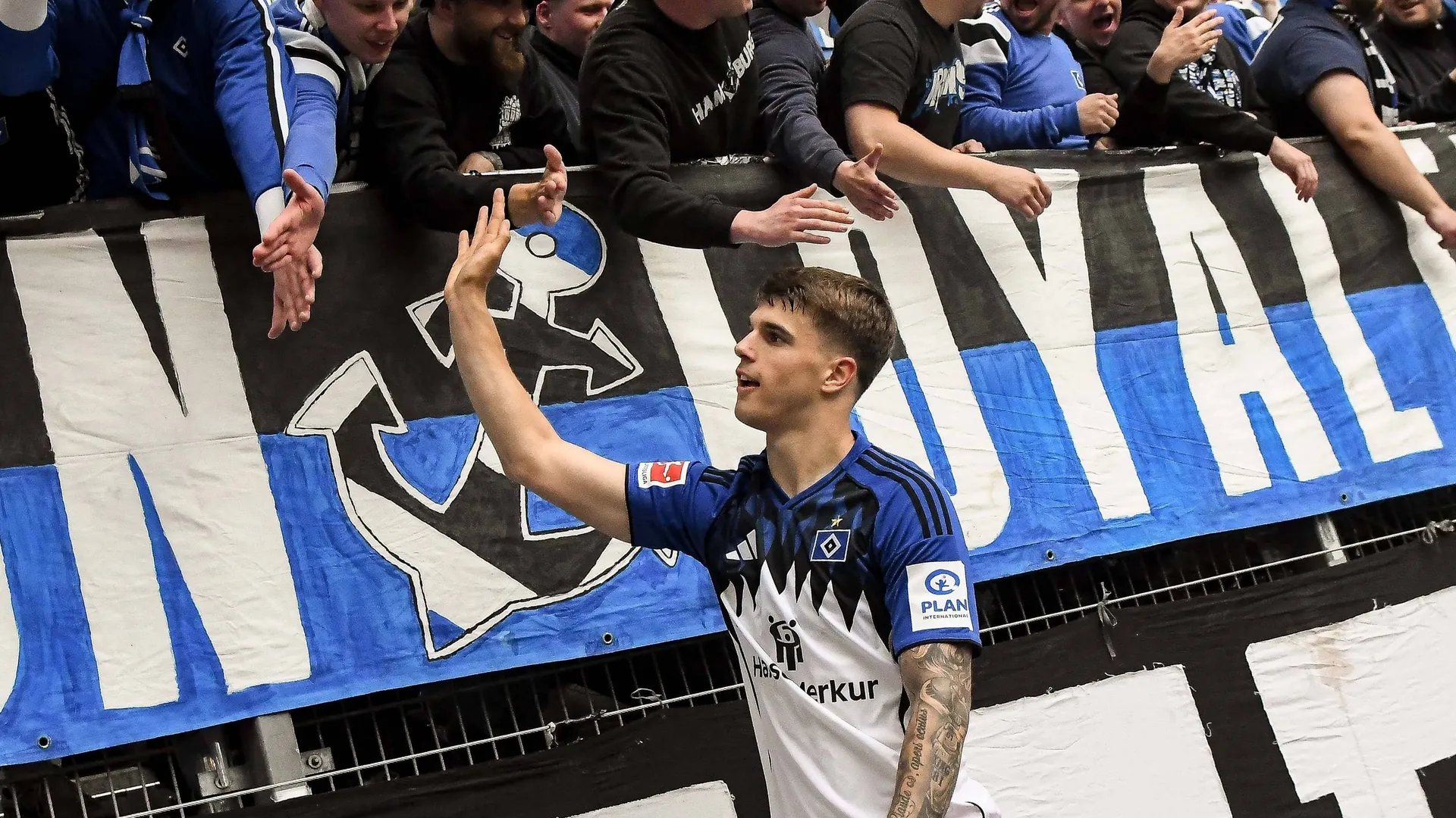 Luka Vušković high-fives HSV fans: The Croatian defender is leaving "Red pants" after one season.