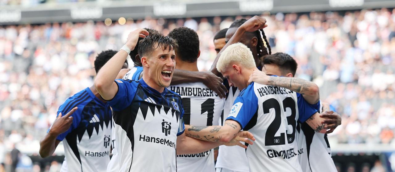 HSV celebrates a goal against Eintracht Frankfurt