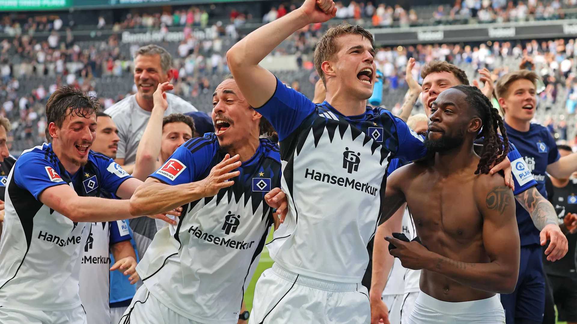 Exuberant celebration from the HSV professionals around Luka Vuskovic (m.): After the victory at Eintracht Frankfurt, their stay in the Bundesliga is certain. Exuberant celebration from the HSV professionals around Luka Vuskovic (m.): After the victory at Eintracht Frankfurt, their stay in the Bundesliga is certain.