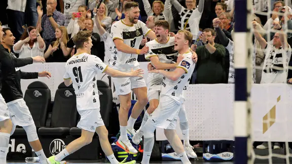 The THW Kiel players cheer. | IMAGO / Claus Bergmann The THW Kiel players cheer.