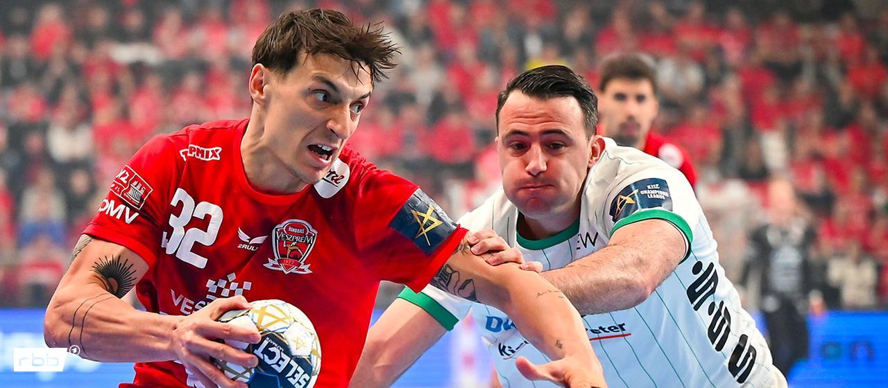 Füchse player Arino Aitor (r.) tries to stop Veszprem's Yanis Lenne (Source: picture alliance / ASSOCIATED PRESS).