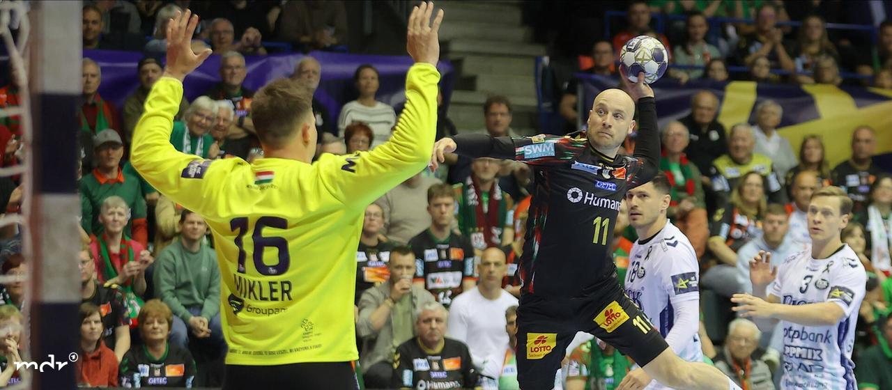 Handball: Daniel Pettersson (Magdeburg, 11) scores a goal.