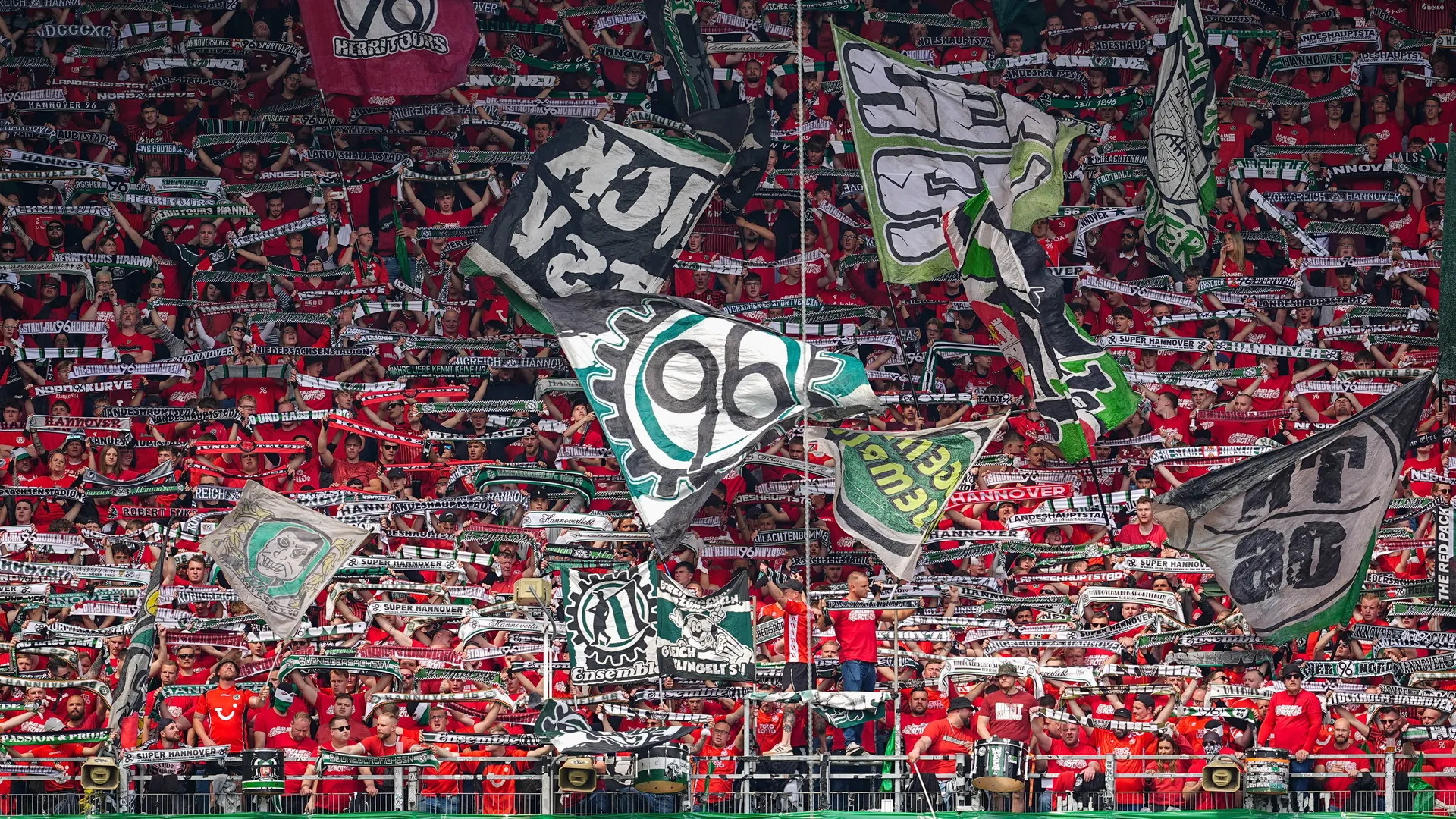 Hannover 96 fans hold up scarves and wave flags: in 2025/26 the spectators set a new club record.