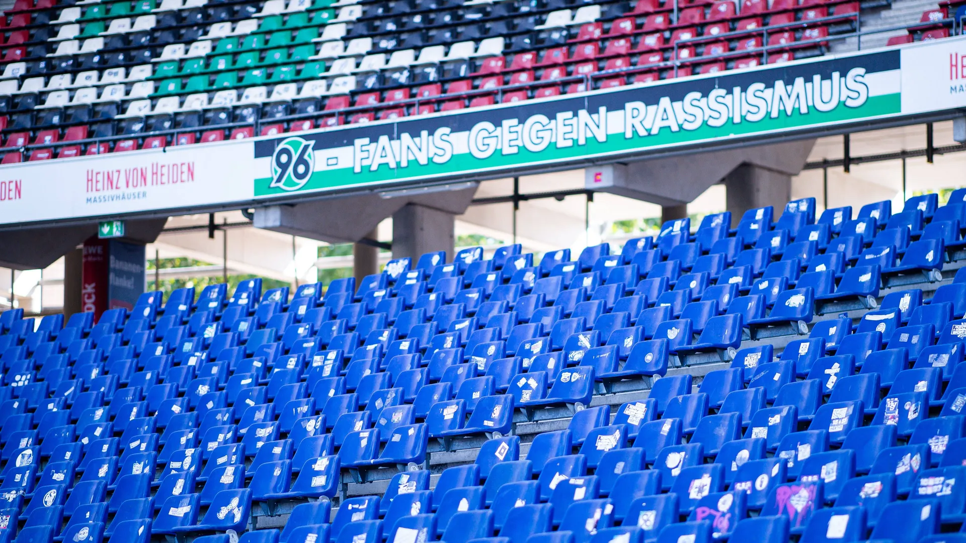 Blue sea in the 96 Stadium (archive photo): For the new season, the Heinz von Heiden Arena is getting new seats in black, white and green.