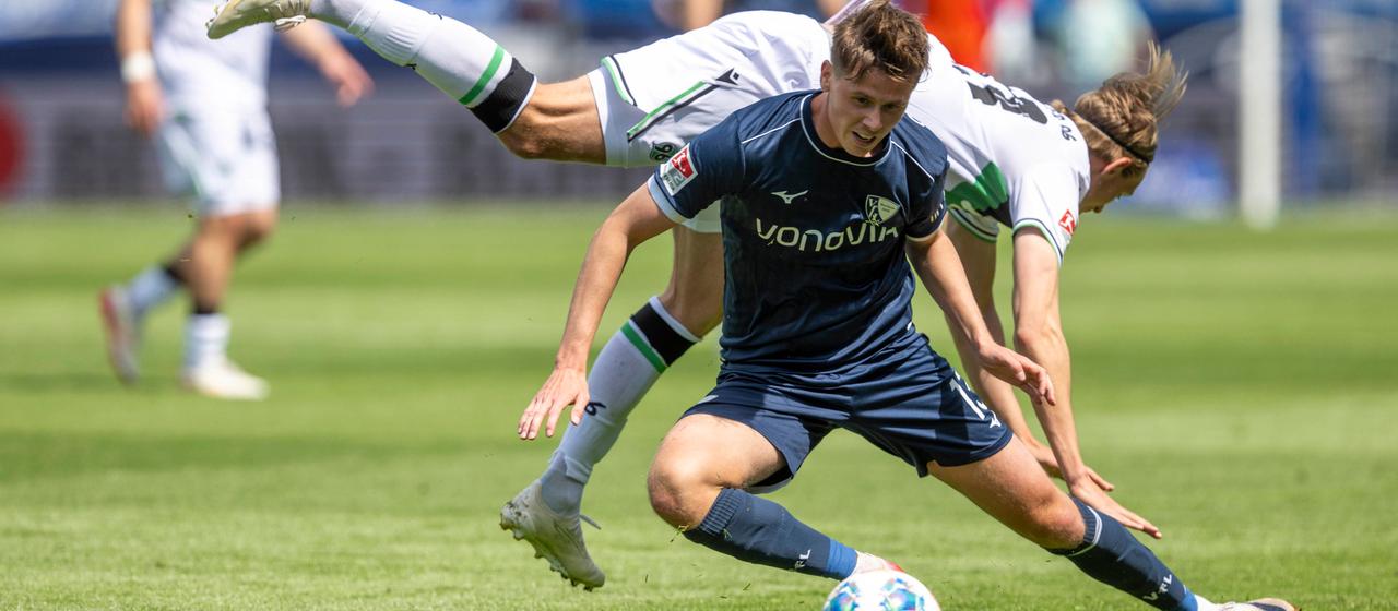 Bochum's Oliver Olsen (from) and Hanover's Stefan Teitur Thordarson