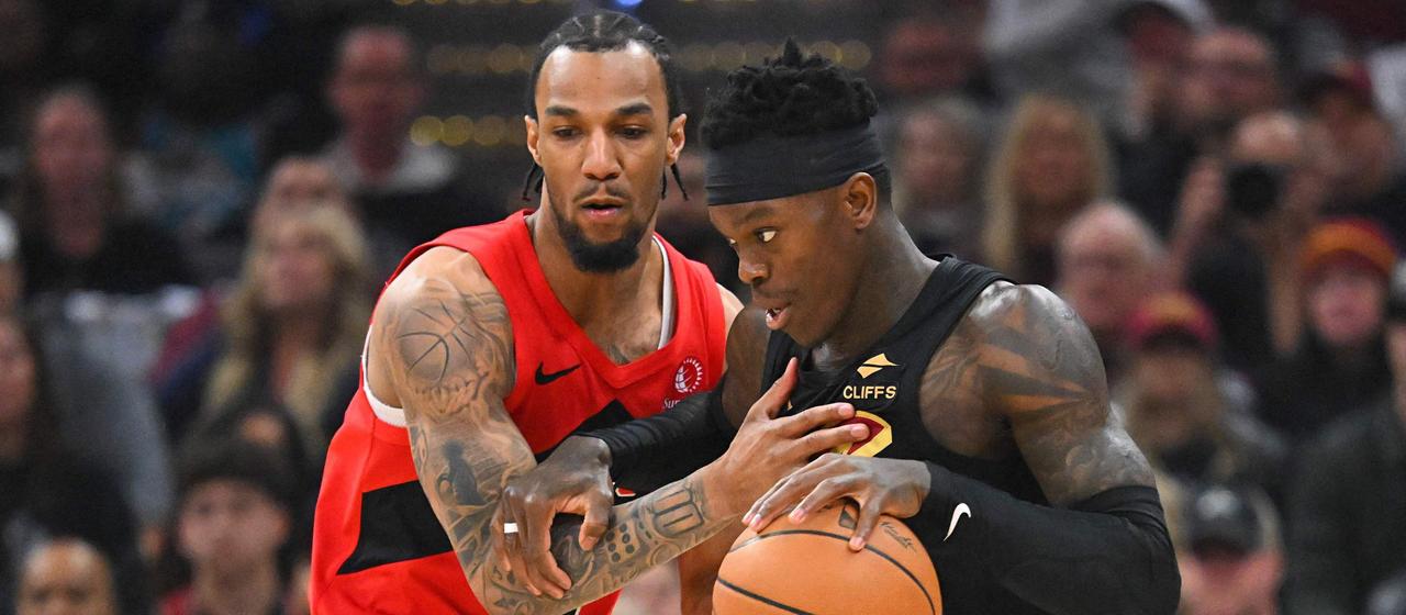   Dennis Schröder (r.) in a duel with AJ Lawson (l.)