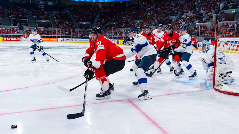 Kanadas John Tavares (vorn, rotes Dress) vor dem finnischen Tor