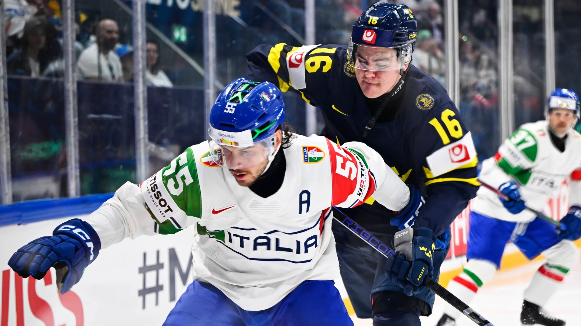 Anton Frondell (r.): The Swedish ice hockey player had to end the game early.
