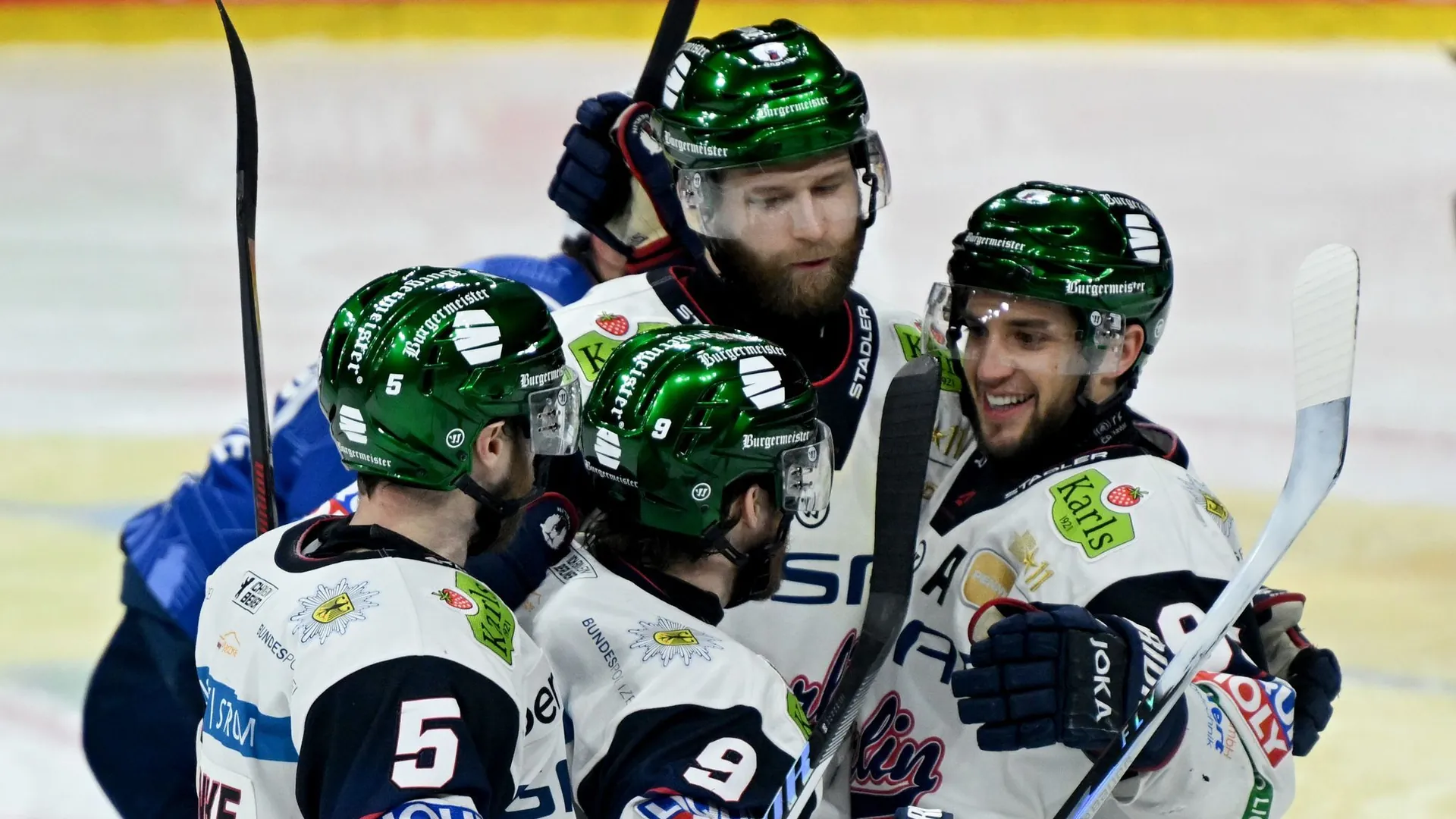 Berlin celebration: Ty Ronning (2nd from left) celebrates the goal to make it 0:3 with his teammates.