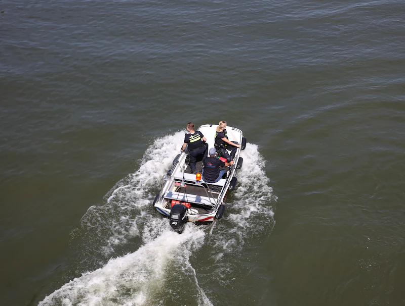 The police are searching from a boat on the Leukermeer near Well.