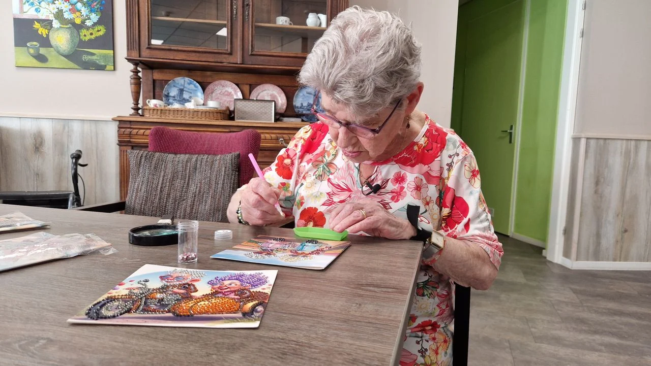 Joke is busy with a new greeting card (photo: Tom Berkers).