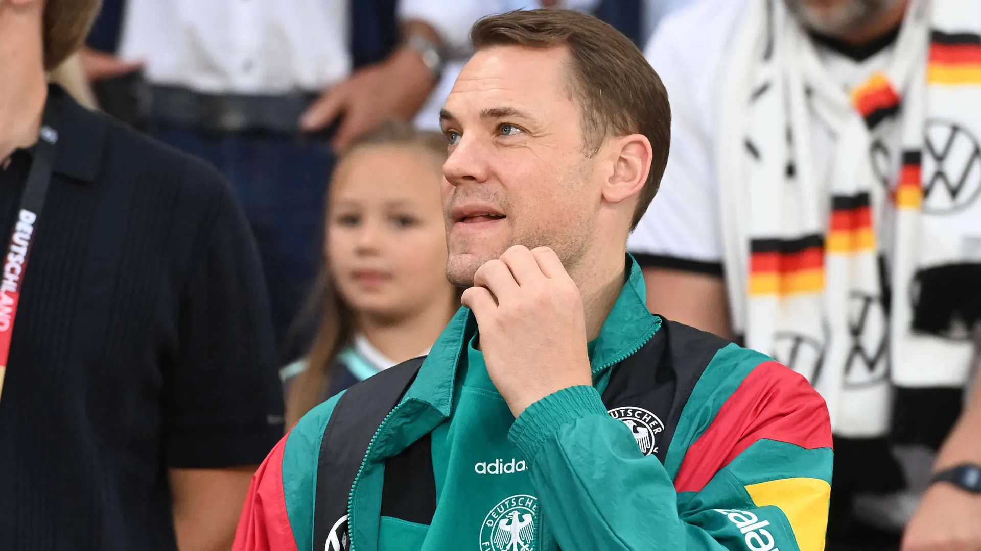 Manuel Neuer on the sidelines of the international match against Finland: The goalkeeper is currently being rested.