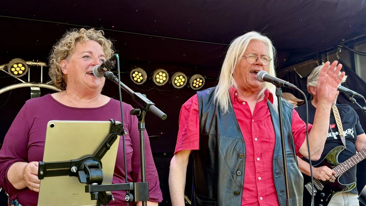 Desiree van de Hout and Zjef Naaijkens singers of the Veulpoopers.