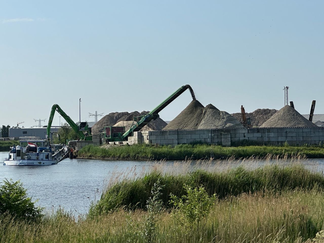 Waste is transferred from the boat to the industrial estate.