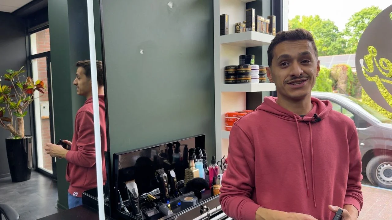 Omar proudly shows his own barbershop in the center of Leende (photo: Wilco Zonneveld).