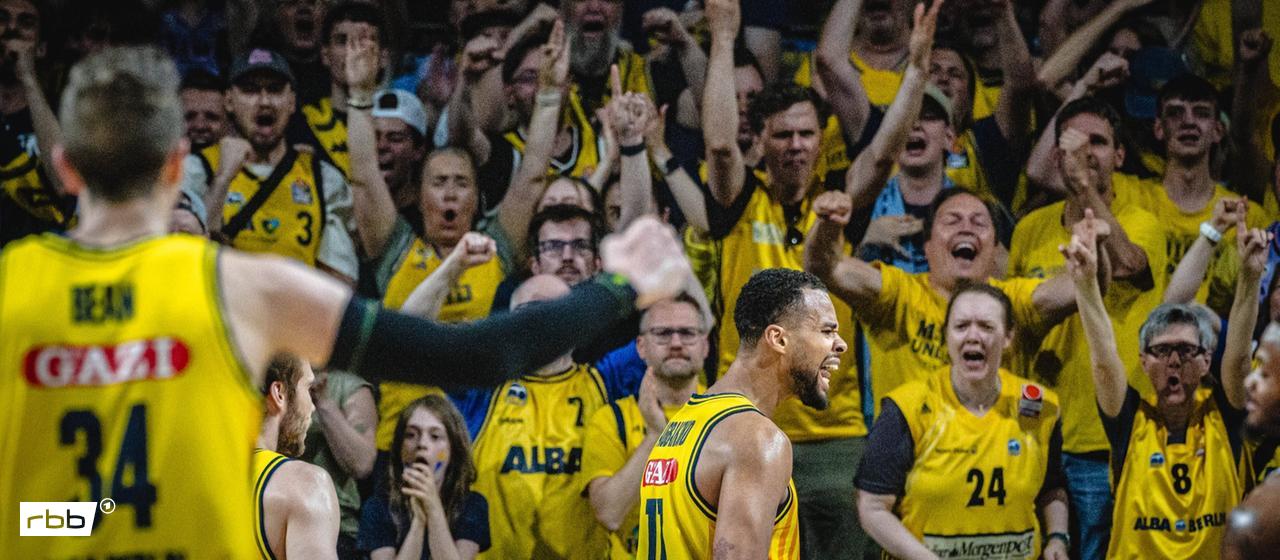 Norris Agbakoko (right) and Justin Bean (left) from Alba Berlin cheer after a dunk in the first semi-final game against the Bamberg Baskets on May 30, 2026 in the Max-Schmeling-Halle (source: imago images / Camera4+). 