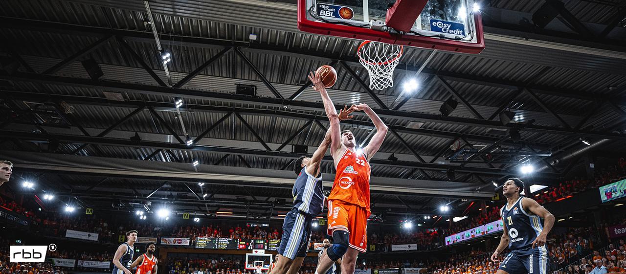 Alba Berlin (in blue) in the game against Vechta (imago images/Christian Becker)