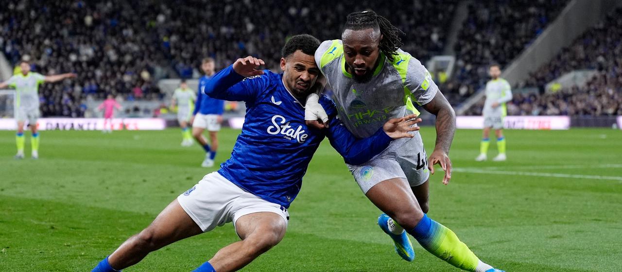 Duel between Everton's Iliman Ndiaye (l.) and City's Antoine Semenyo