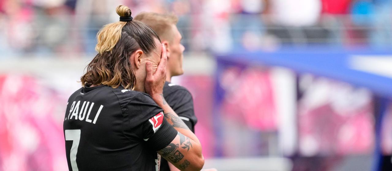 St. Pauli's captain Jackson Irvine (from) holds his hands in front of his face in disappointment