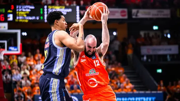 Vechta's Tommy Kuhse (l.) claims the ball against Berlin's Jack Kayil | IMAGO/Conny Kurth Vechta's Tommy Kuhse (l.) claims the ball against Berlin's Jack Kayil