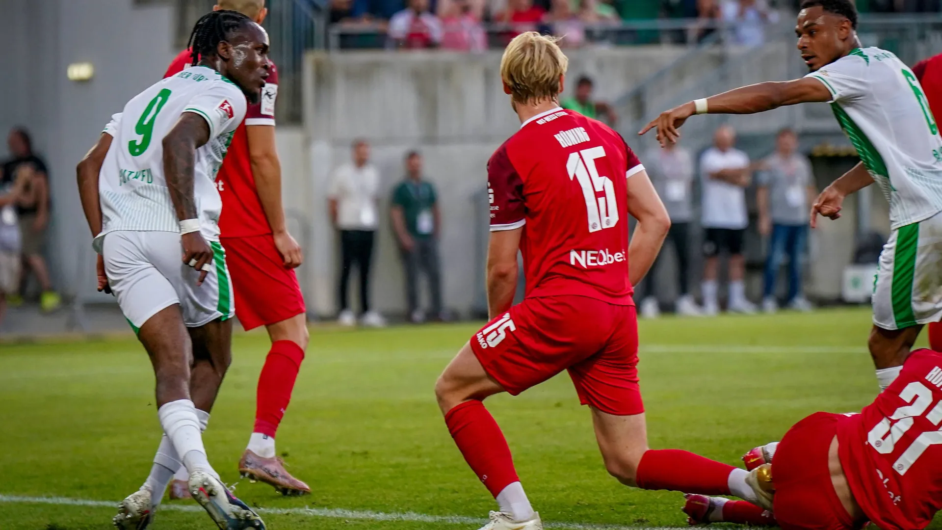 Noel Futkeu (l.) turns towards Ben Vincent Hüning after his goal.