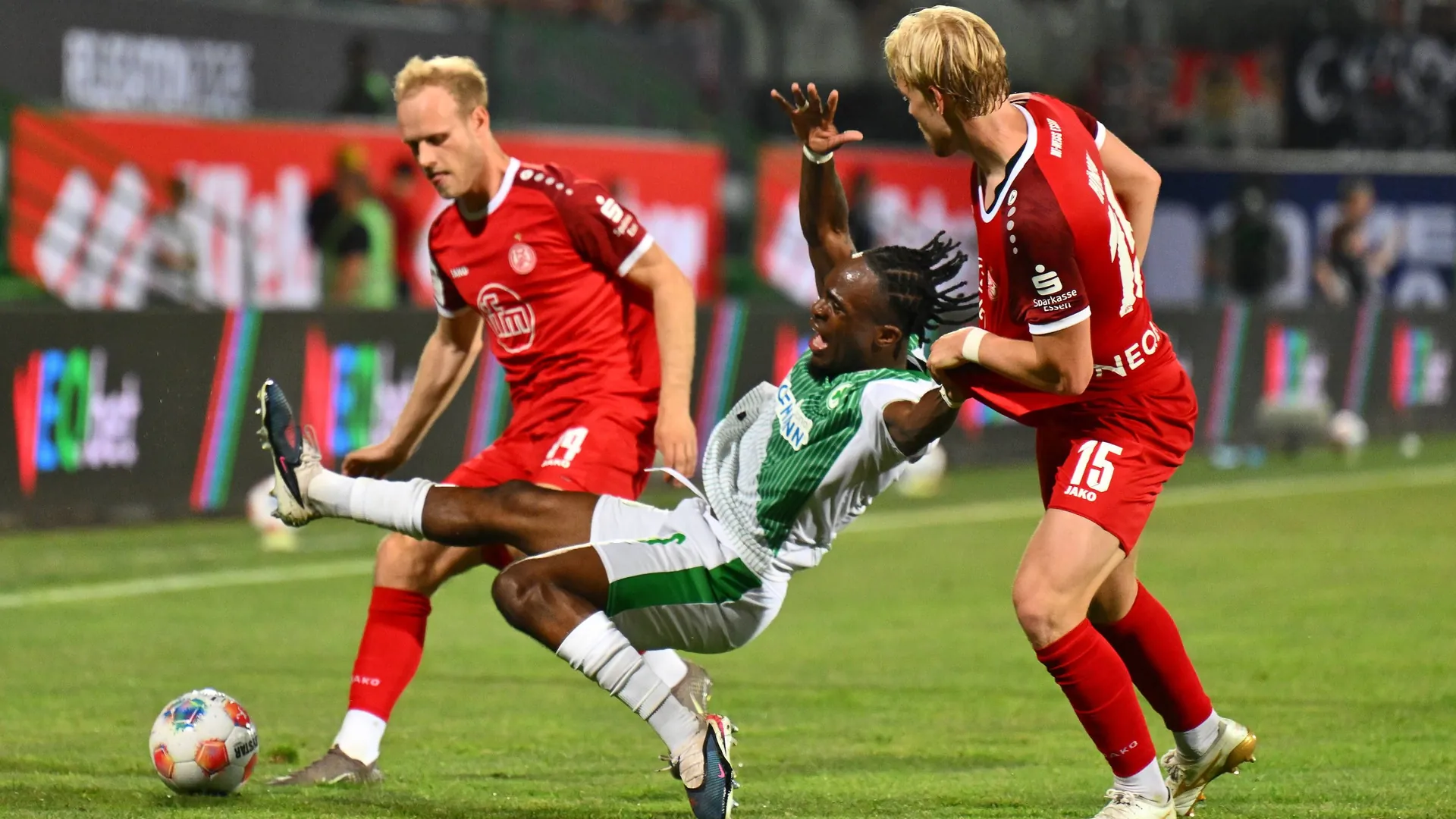 Ben Vincent Hüning (r.) in a duel with Noel Futkeu from Fürth: The two opponents didn't get along well with each other in the relegation.