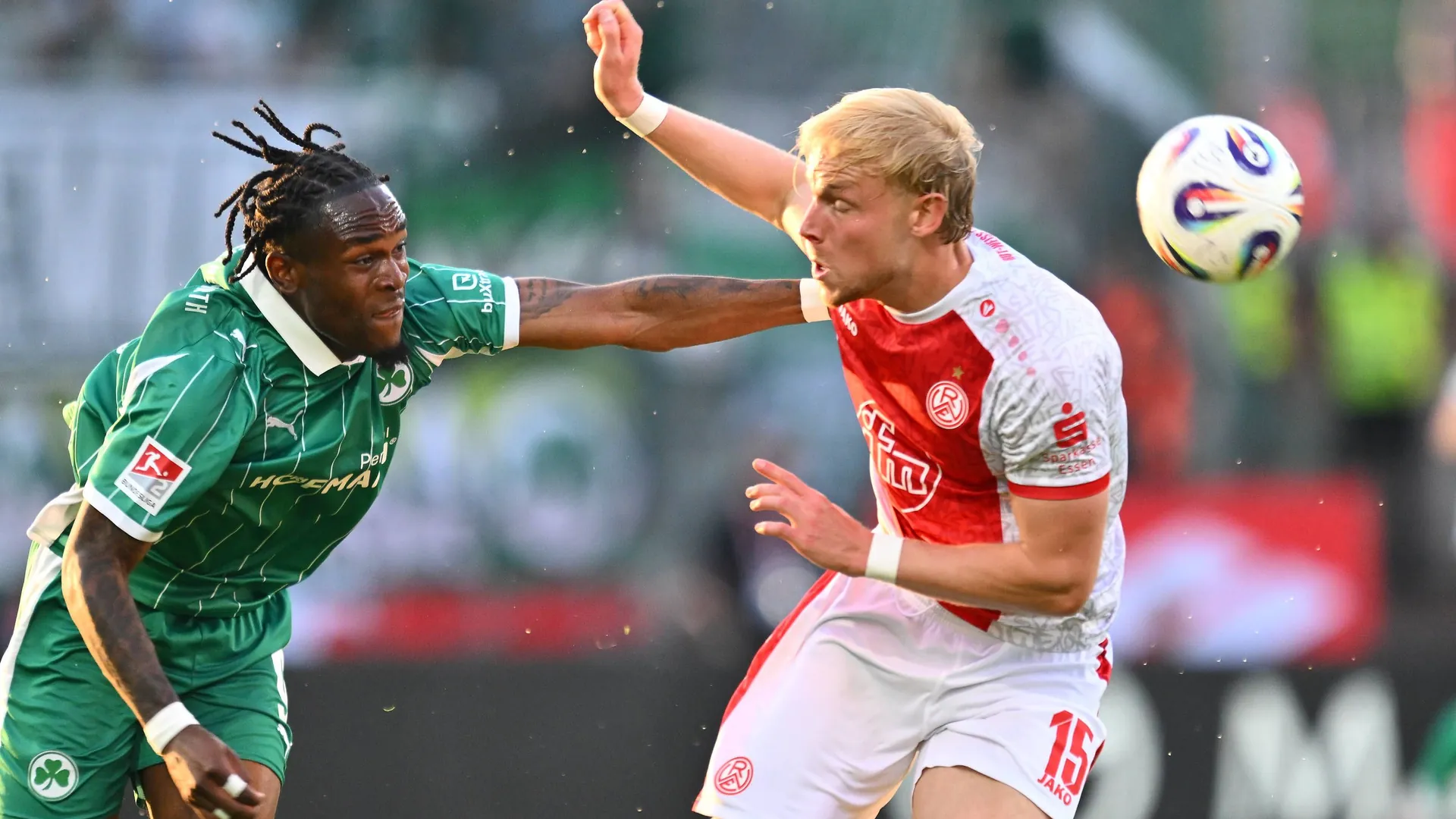 Fürth's Noel Futkeu (l.) in a duel with Essen's Ben Hüning: The game on Friday was heated. Fürth's Noel Futkeu (l.) in a duel with Essen's Ben Hüning: The game on Friday was heated.