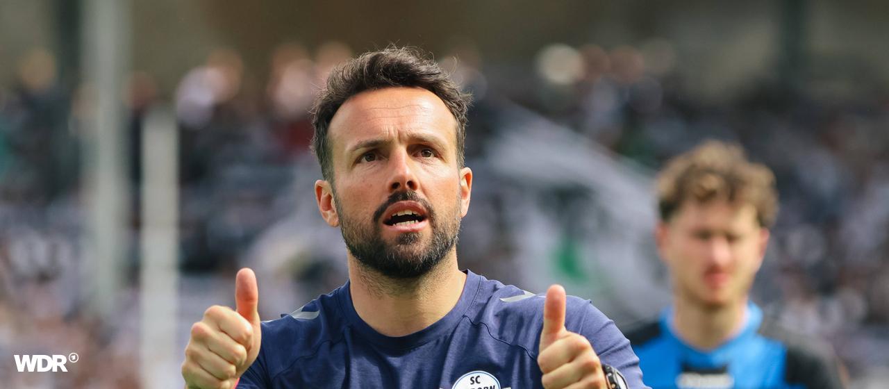 Paderborn's coach Ralf Kettemann, in the background Calvin Brackelmann