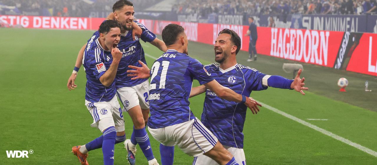 Schalke professional Kenan Karaman (r.) celebrates his goal against Fortuna Düsseldorf with his teammates
