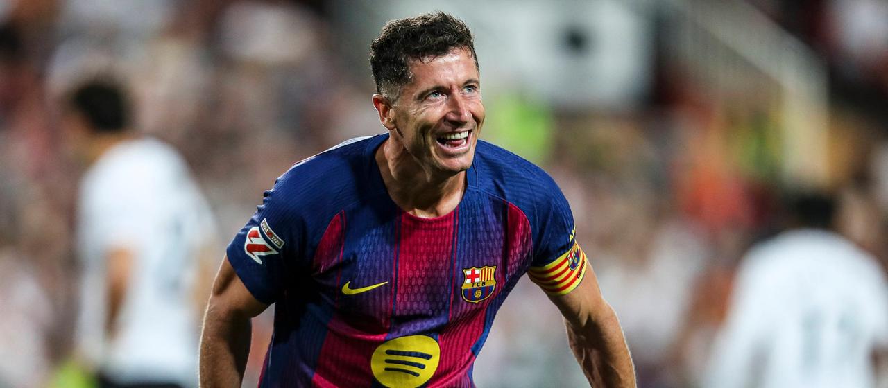 Robert Lewandowski celebrates his last goal in an FC Barcelona jersey