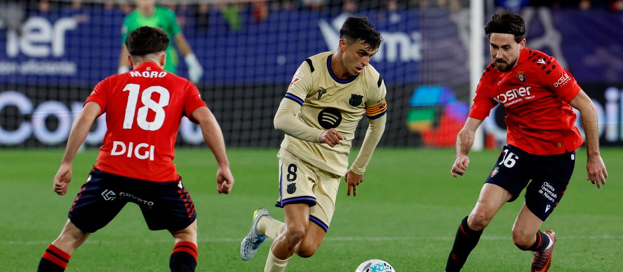 Pedri on the ball against Moi Gomez and Raul Moro