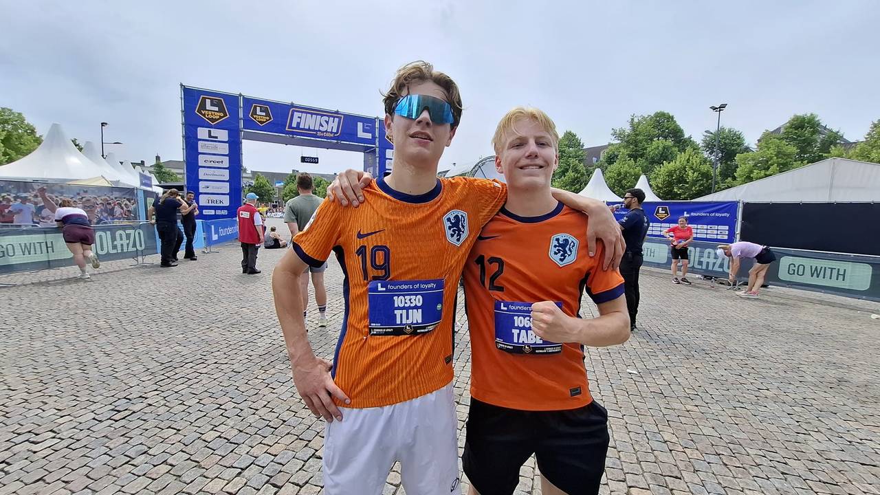 Friends Tijn and Tabe effortlessly ran the Vestingloop (photo: Leon Voskamp).