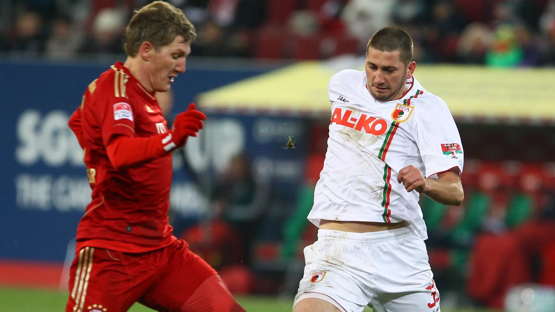 Sascha Mölders (r.) and Bastian Schweinsteiger: The two former Bundesliga professionals are fighting here for their former clubs, Augsburg and Bayern.