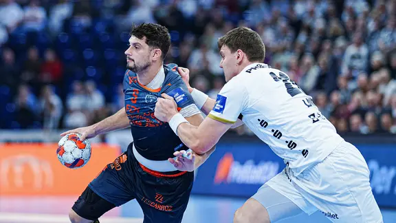 Kiel's Lucas Laube (r.) in a duel with Montpellier's Kyllian Villeminot | Imago Images/Eibner press photo Marcel von Fehrn Kiel's Lucas Laube (r.) in a duel with Montpellier's Kyllian Villeminot