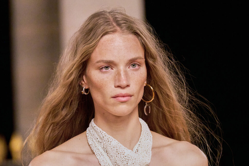 Special asymmetric hoop earrings 