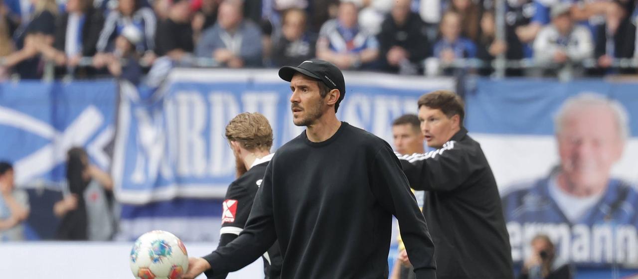 Julian Schuster on the sidelines against HSV