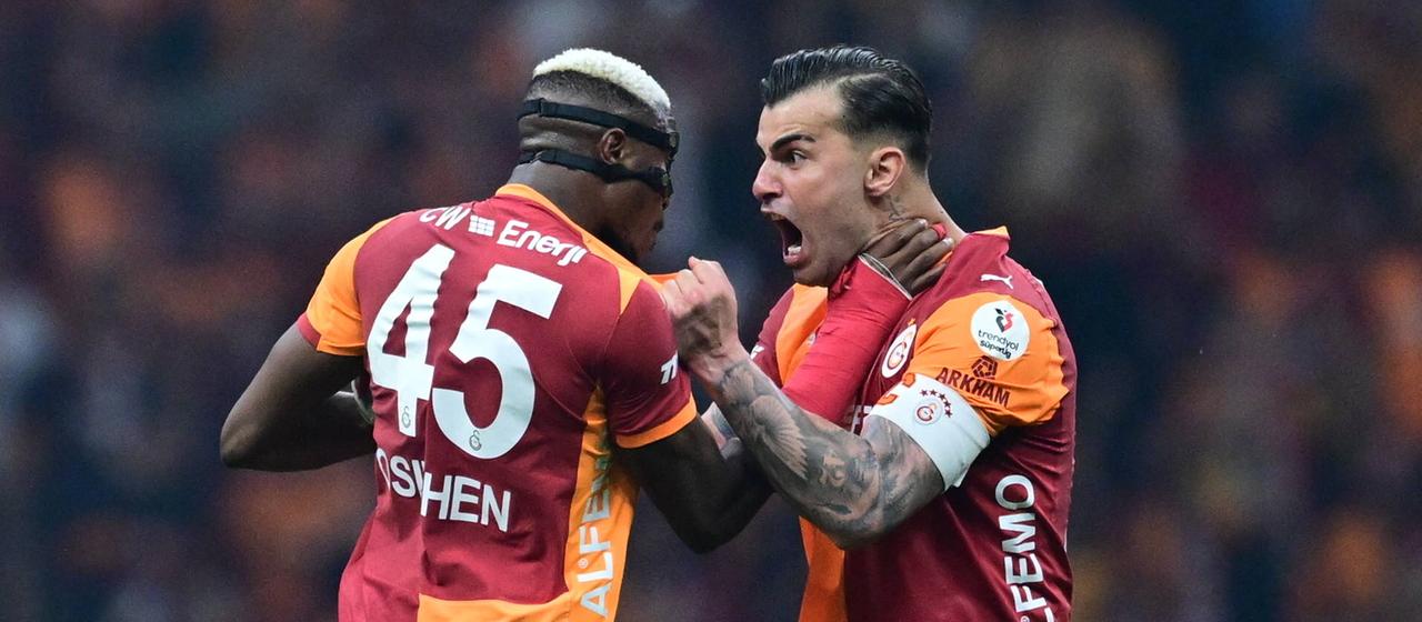 Galatasaray's Victor Osimhen (l.) and Abdülkerim Bardakci celebrate a goal in the game against Antalyaspor