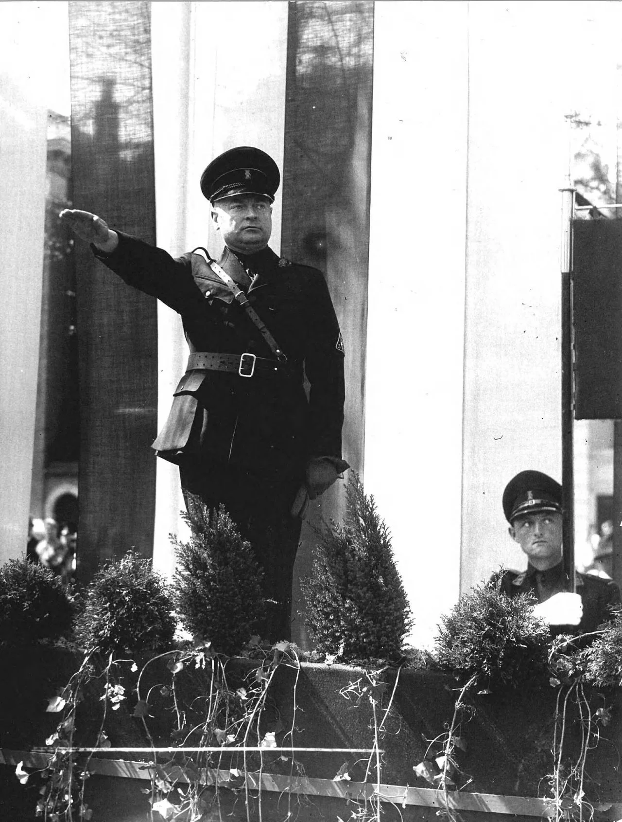 Anton Mussert presents the Hitler group during a parade in 1941 (photo: National Archives)