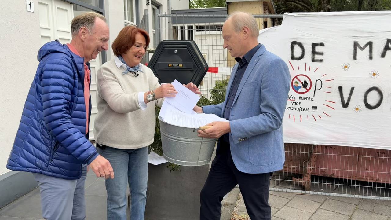 Olda and her husband Aad hand over 120 signatures to the alderman calling on the municipality to take action (photo: Wilco Zonneveld).