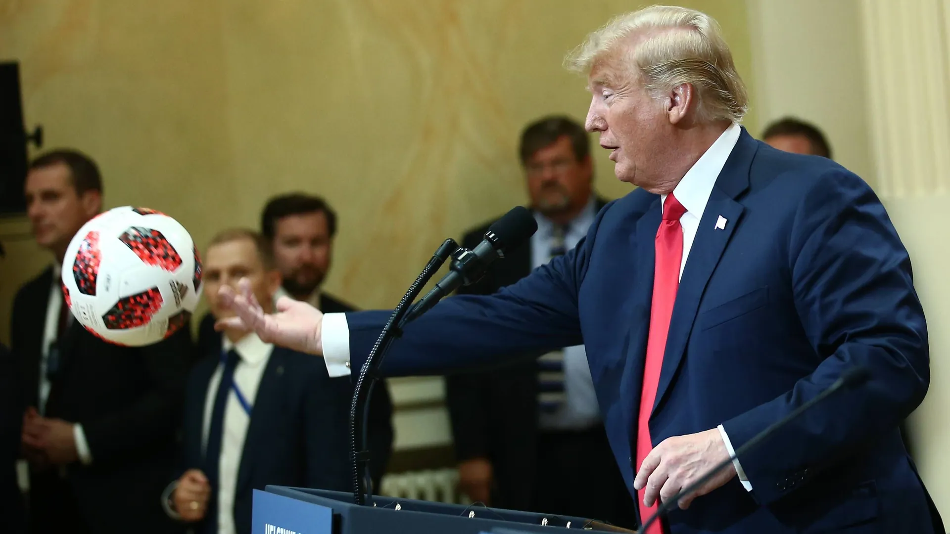 US President Donald Trump with a soccer ball: The World Cup will be held in the USA, Canada and Mexico. The three countries have now agreed on new travel restrictions.