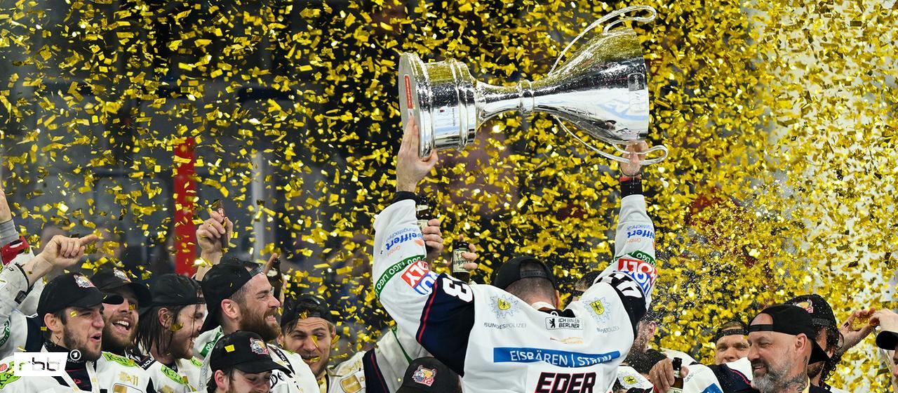 Andreas Eder (with trophy) and the Eisbären Berlin celebrate after winning the 2026 German Ice Hockey Championship [Quelle: picture alliance/dpa | Florian Wiegand]
