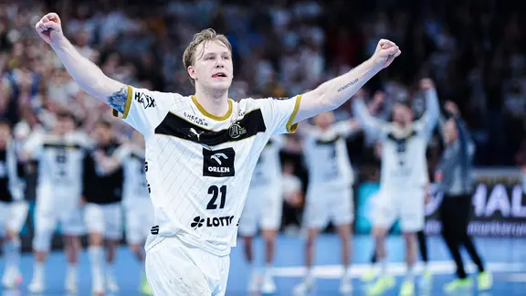 Eric Johansson (THW Kiel) after winning the seven-meter throw against Nasice | IMAGO/Eibner Eric Johansson (THW Kiel) after winning the seven-meter throw against Nasice