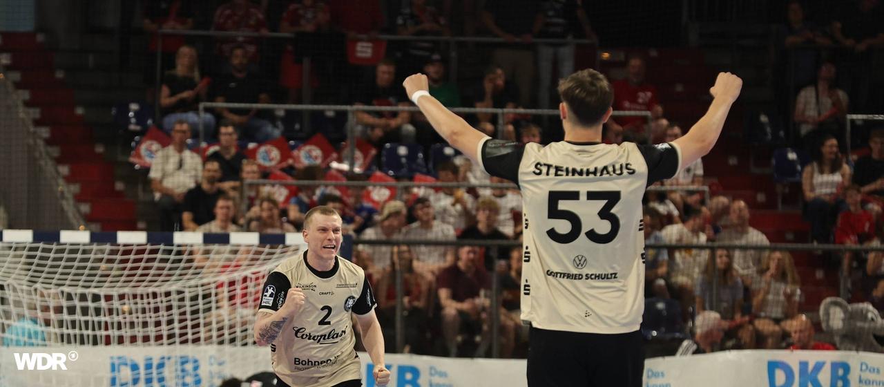 Noah Beyer (l.) and Söre Steinhaus (number 53) from Bergisches HC celebrate a goal in Erlangen
