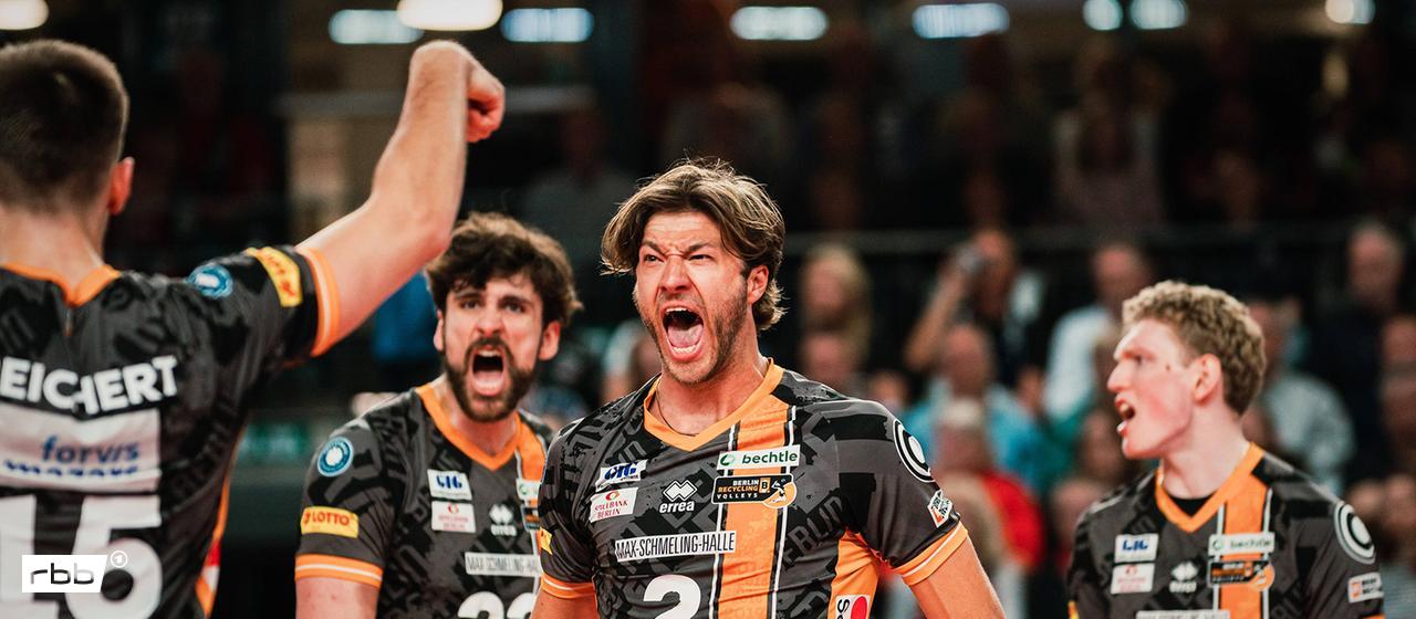 BR Volleys player Matthew Knigge and his teammates cheer in Lüneburg (Image: Imago Images/Beautiful Sports)