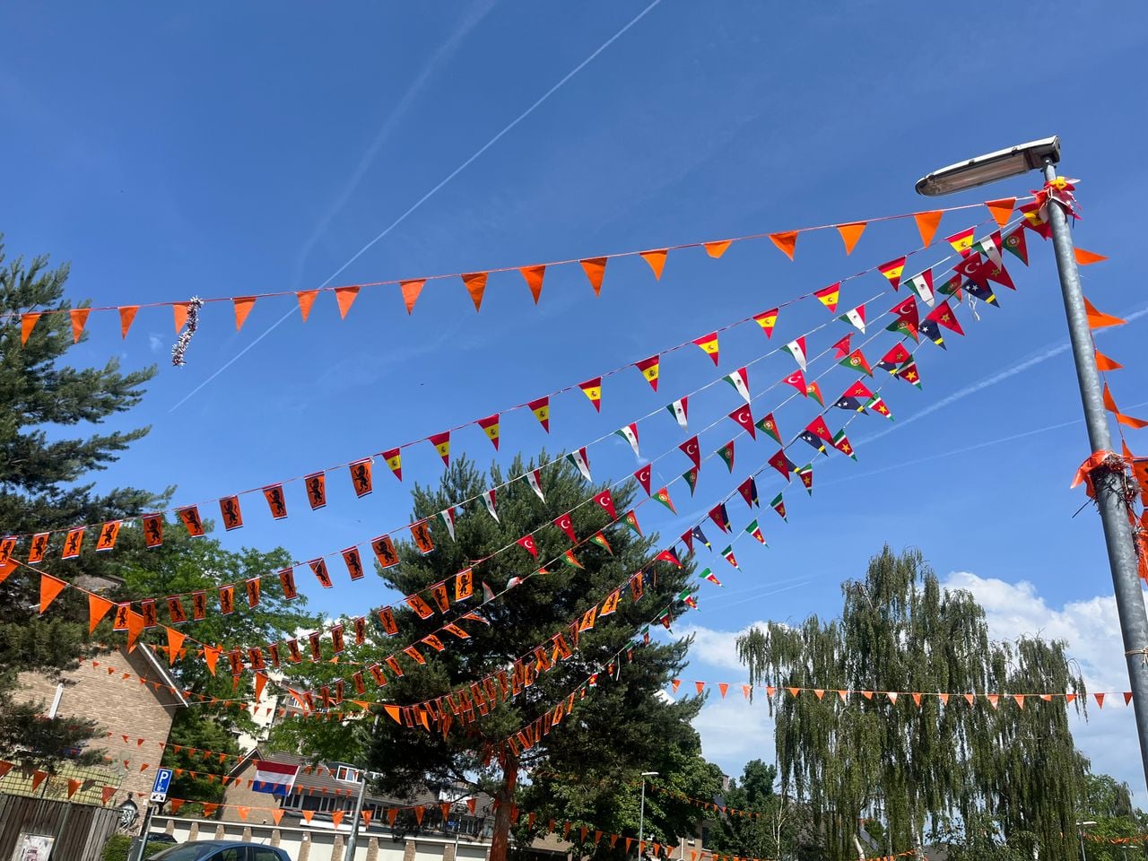 There are already many flags from all kinds of countries hanging in the street (photo: Floortje Steigenga).