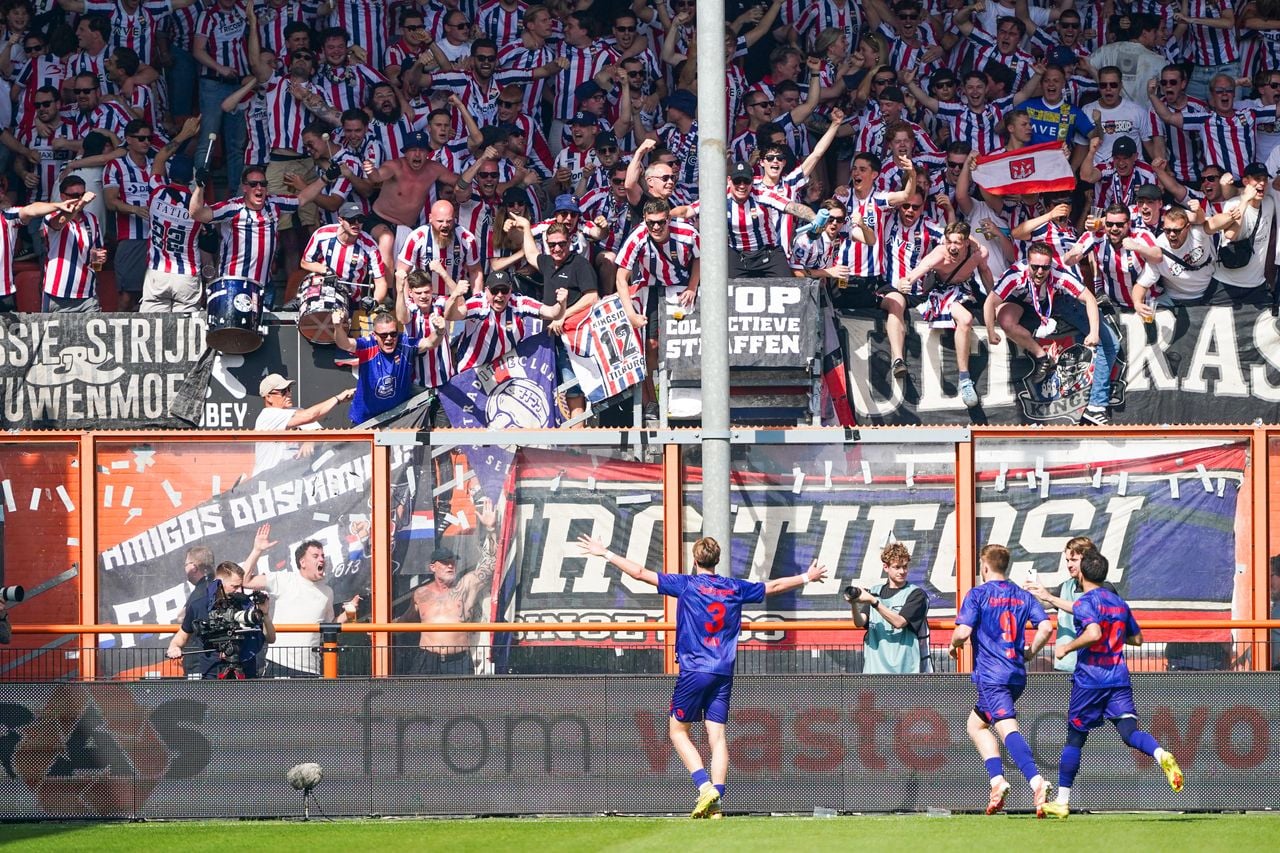 Party with the players and supporters of Willem II when they visit FC Volendam (photo: Andre Weening/Orange Pictures).